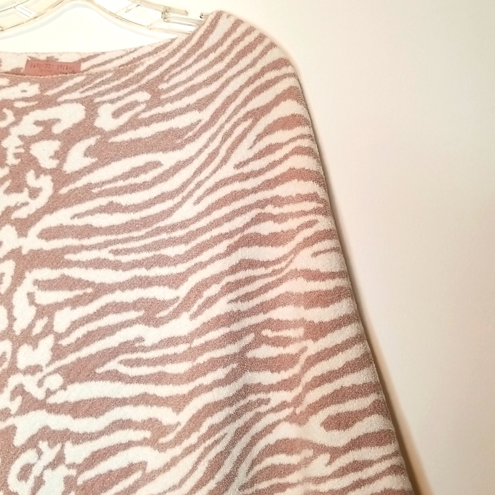 NWT Barefoot Dreams Cozy Ultra Lite Ocean Breeze Faded Rose Animal Print Poncho - Picture 4 of 8